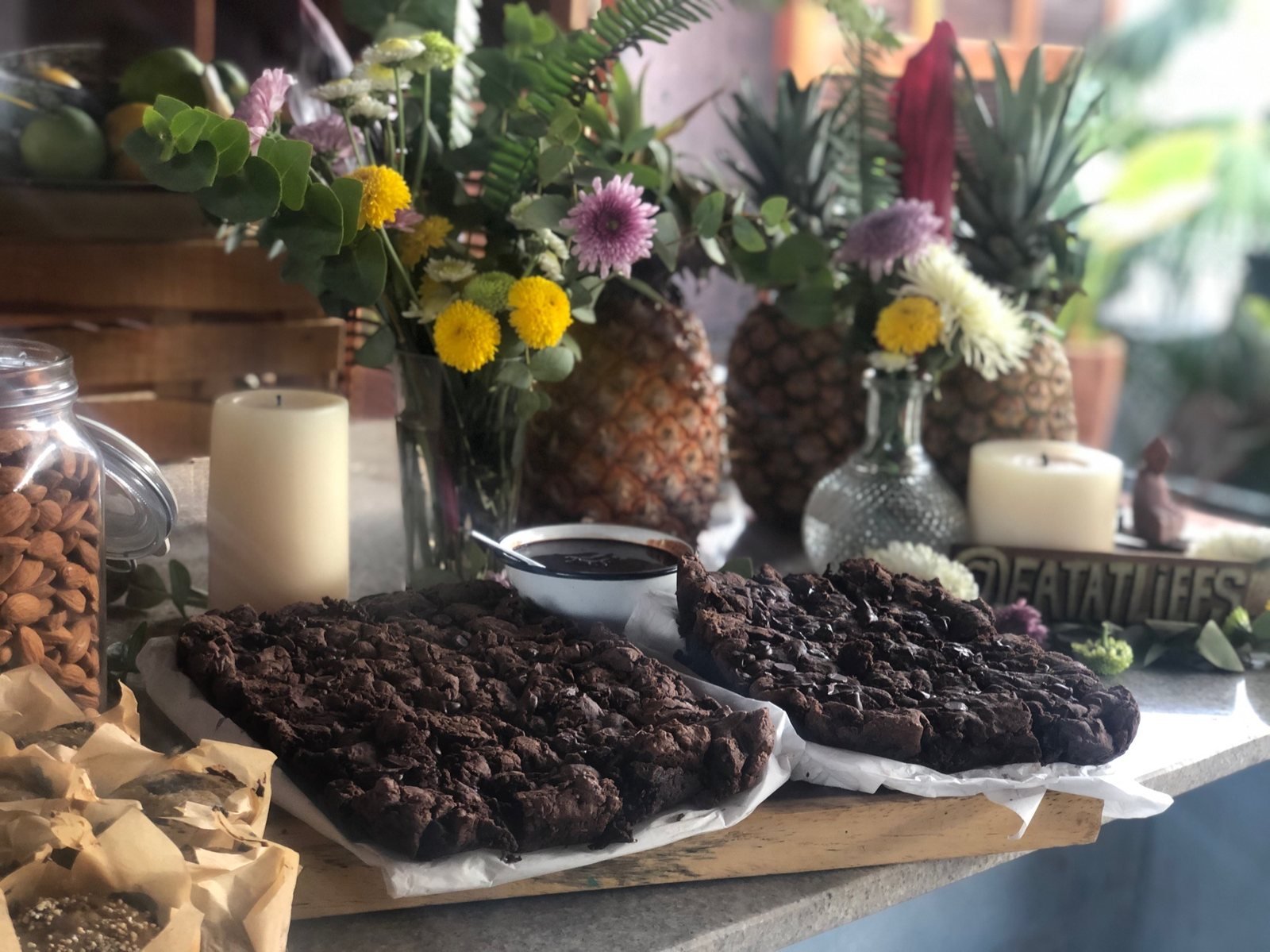 Vegan chocolate brownies with almonds, pineapples and flowers, vegan event catering by Liefs Tulum at Rancho Verde