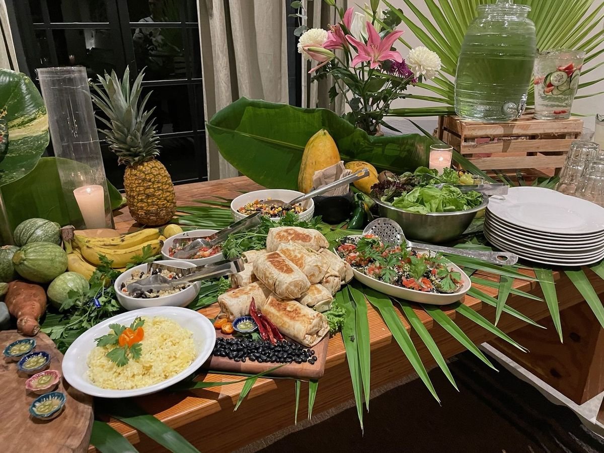 Vegan Mexican dinner buffet with burritos, rice, black beans and pico de gallo by Liefs Tulum