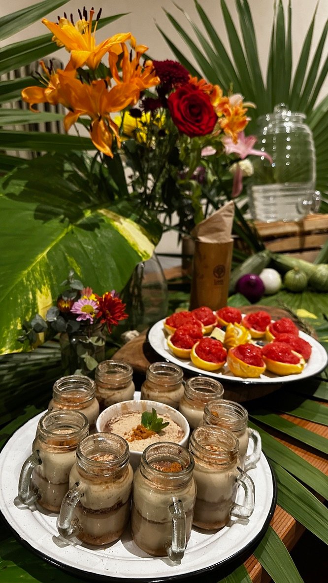 Plant-based dessert jars and lemon tarts by Liefs Tulum