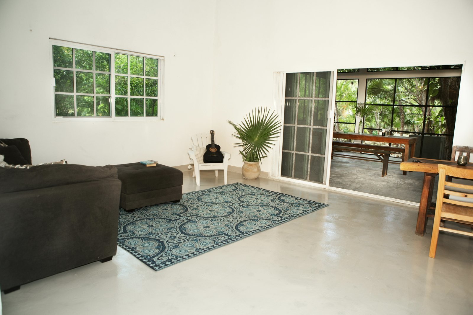 Living room with sofa, patterned rug and sliding doors to the sunroom, The Family House, Airbnb at Rancho Verde Tulum